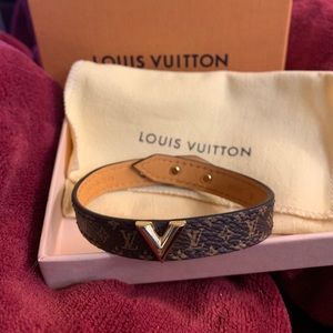 Louis Vuitton Essential V bracelet!